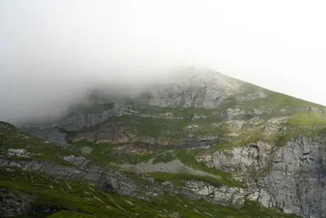 bergnebel — mist rolling over a green mountain ridge